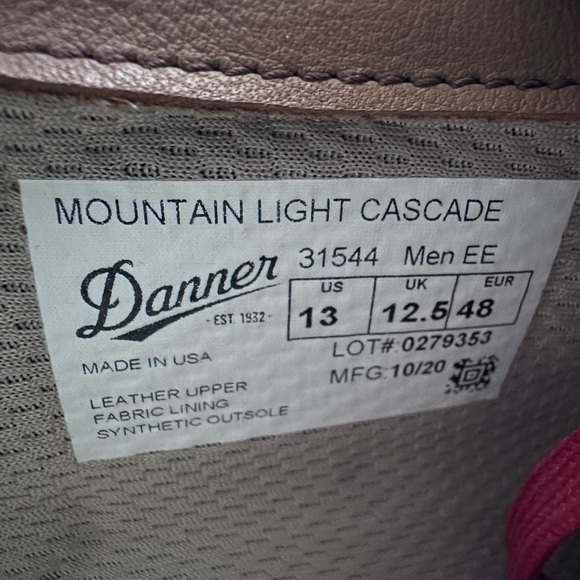 Never worn Danner Mountain Light Cascade - Made in USA - Vibram sole - Picture 2 of 6